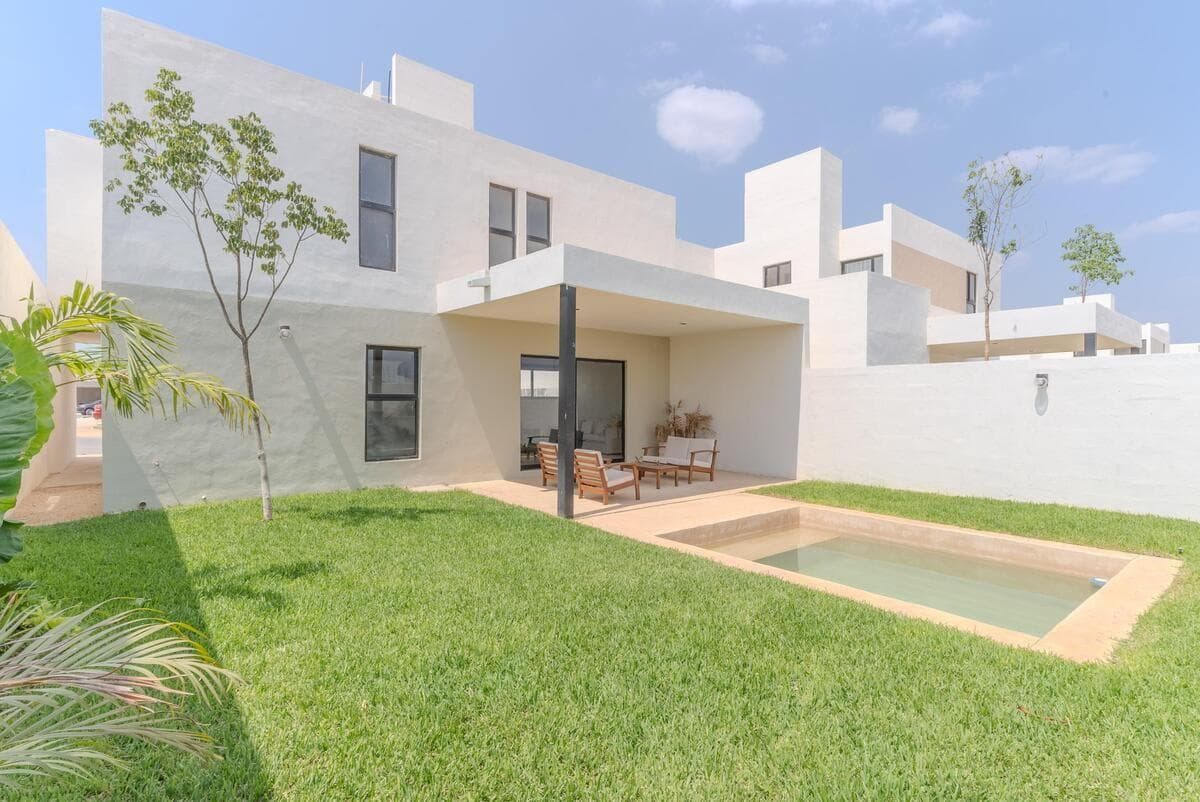 House north of Mérida in Conkal, with 24-hour security