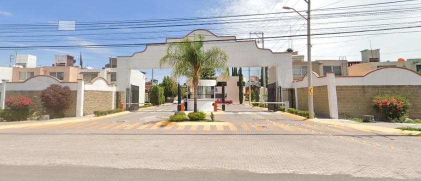 House for sale in the Los Eucaliptos Condominium.