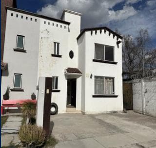 House for sale in the Los Eucaliptos Condominium.