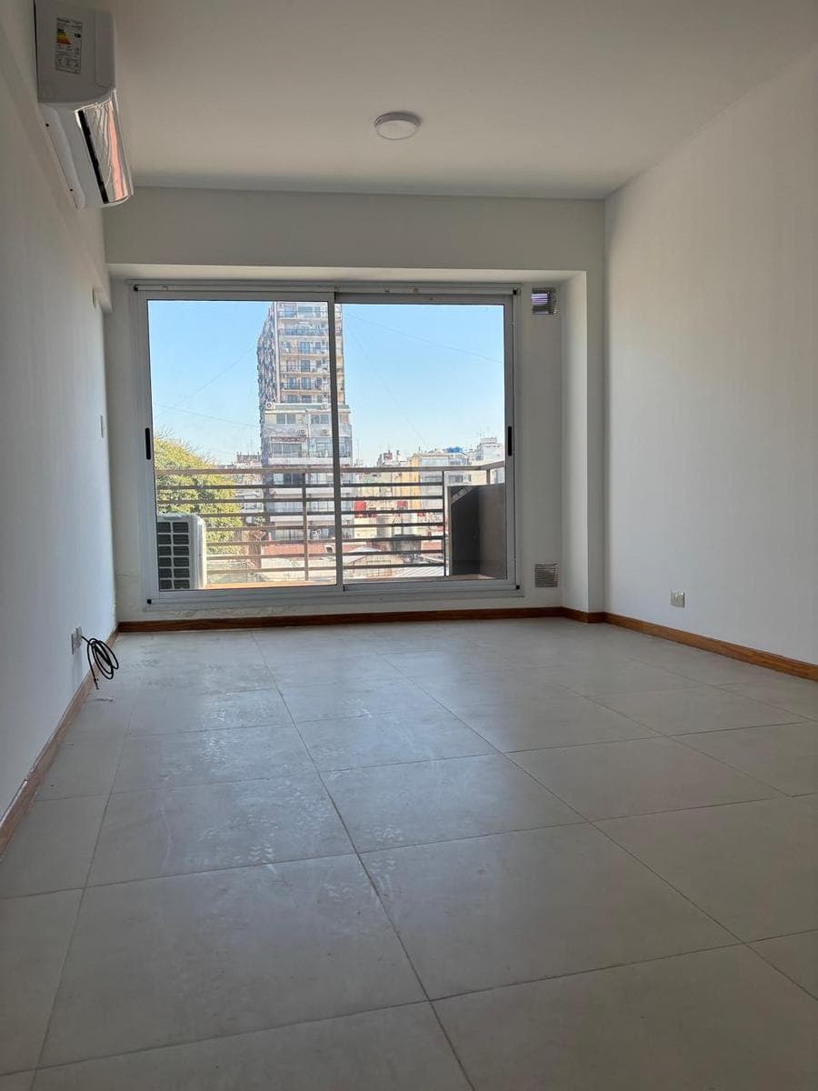 Modern studio apartment in northern Almagro, with a very bright balcony