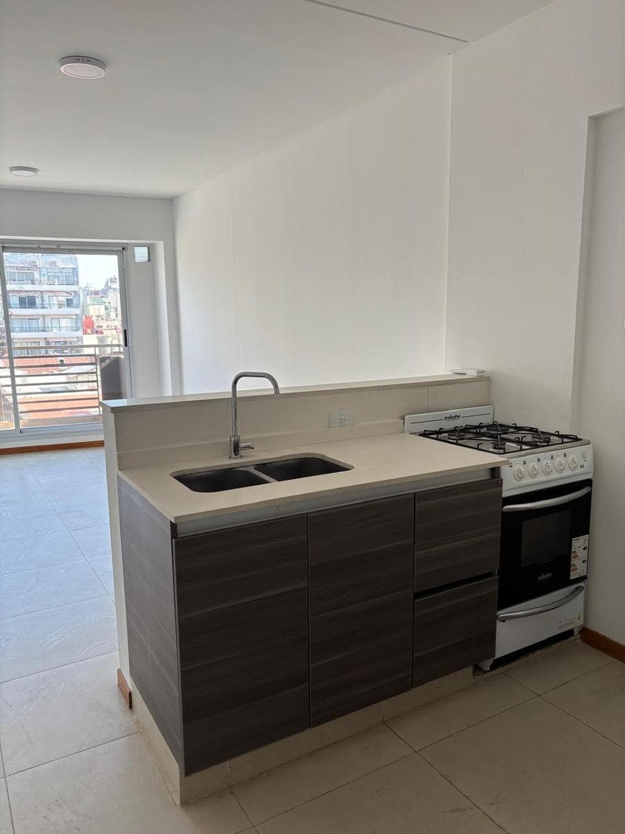 Modern studio apartment in northern Almagro, with a very bright balcony