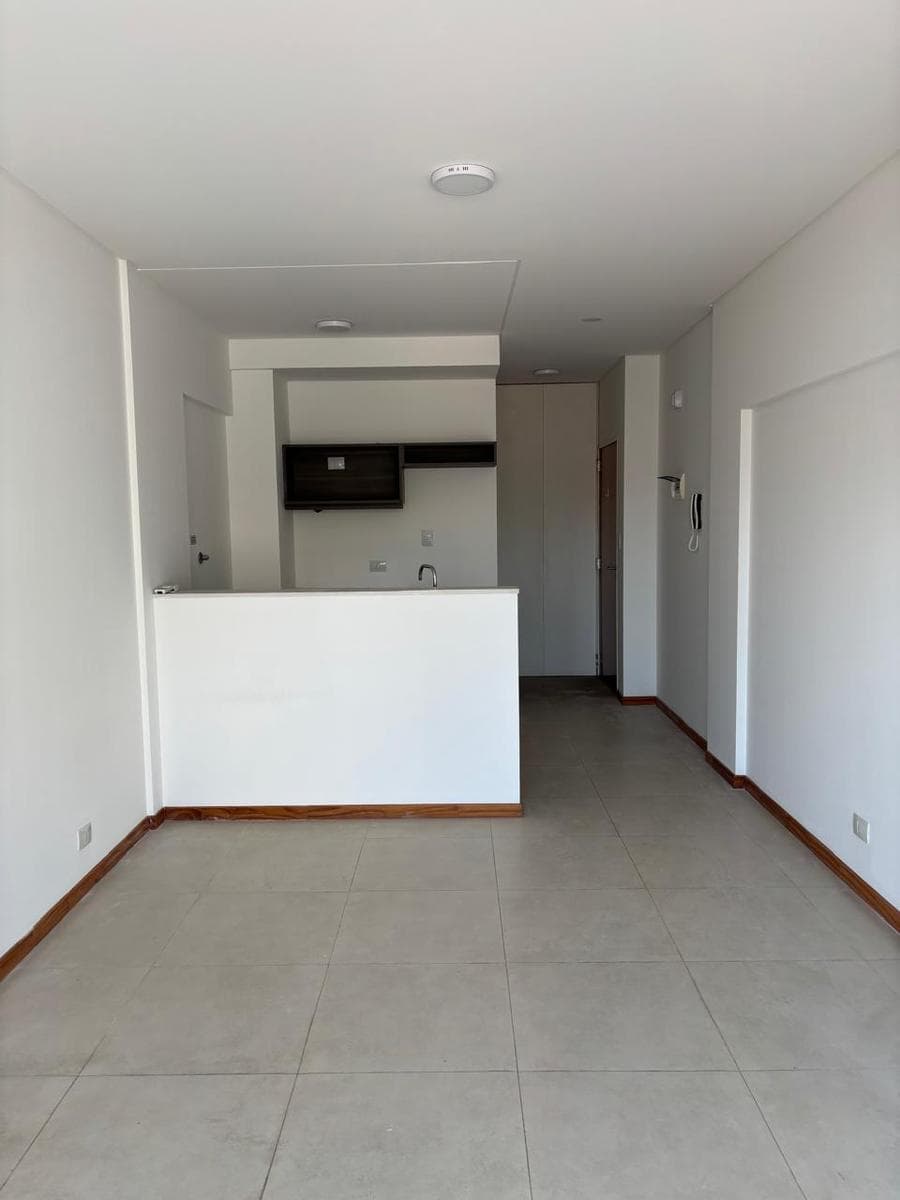 Modern studio apartment in northern Almagro, with a very bright balcony