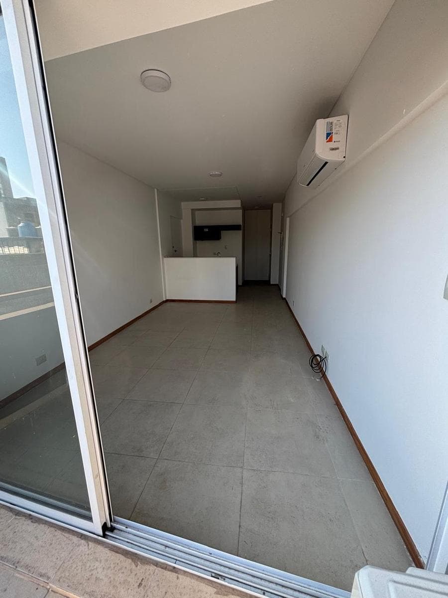 Modern studio apartment in northern Almagro, with a very bright balcony