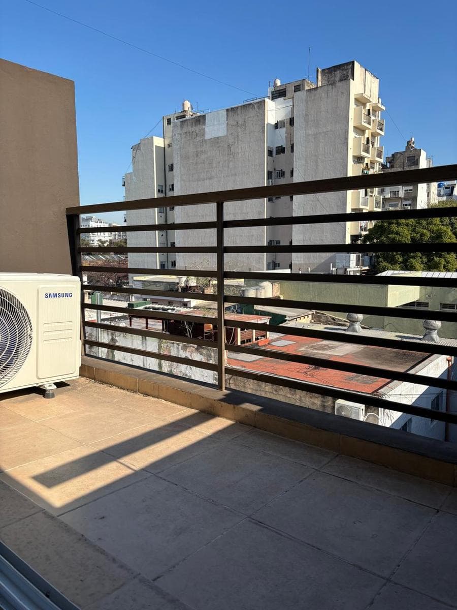 Modern studio apartment in northern Almagro, with a very bright balcony