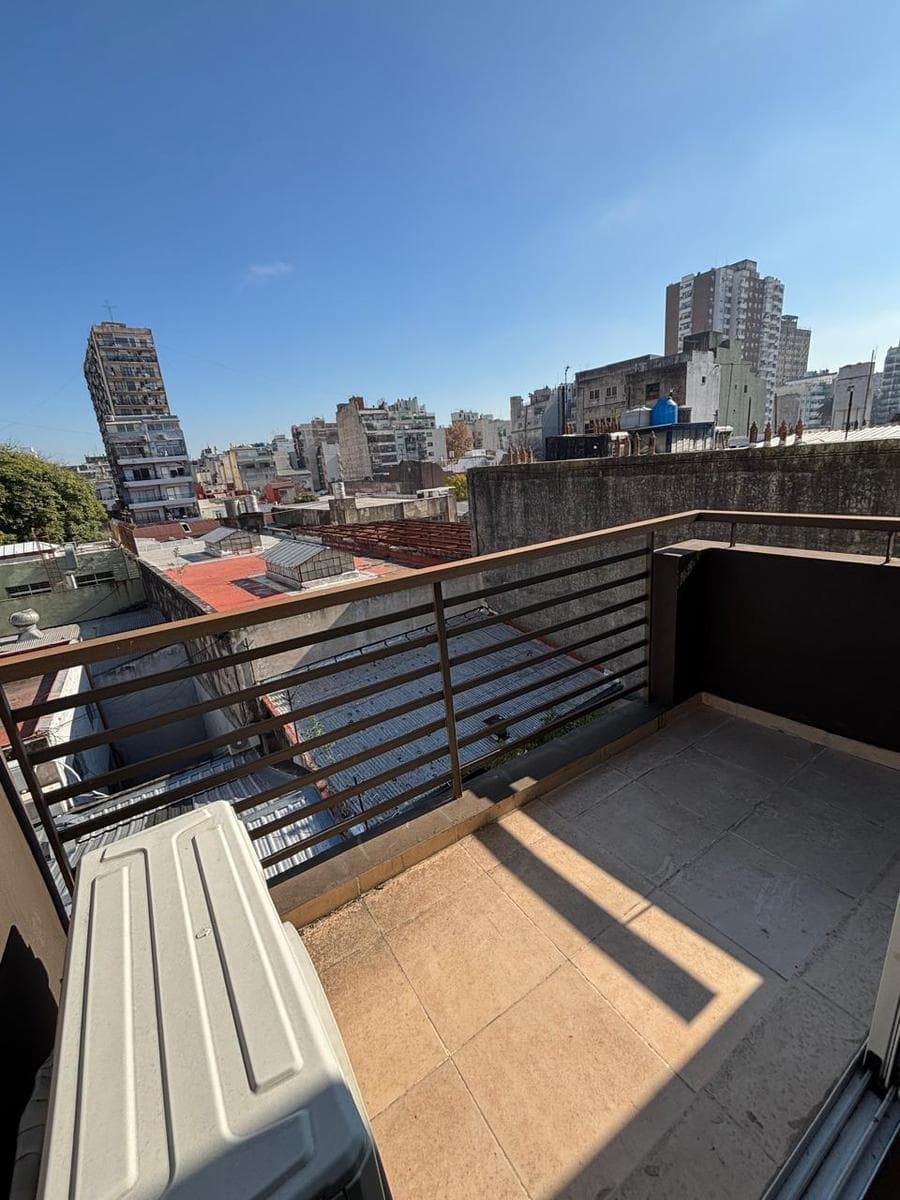 Modern studio apartment in northern Almagro, with a very bright balcony