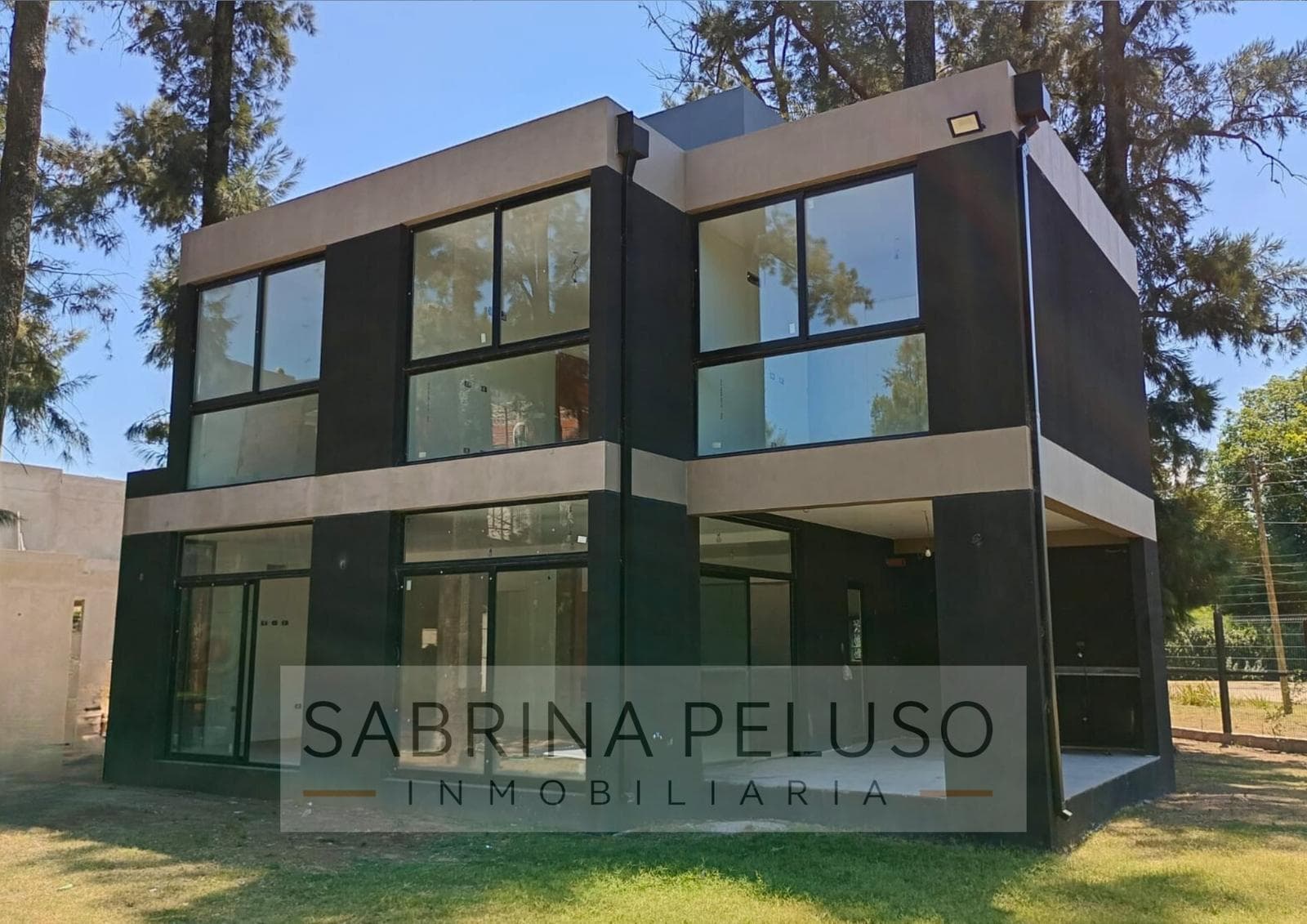 House for sale in the Altos De Monte gated community.