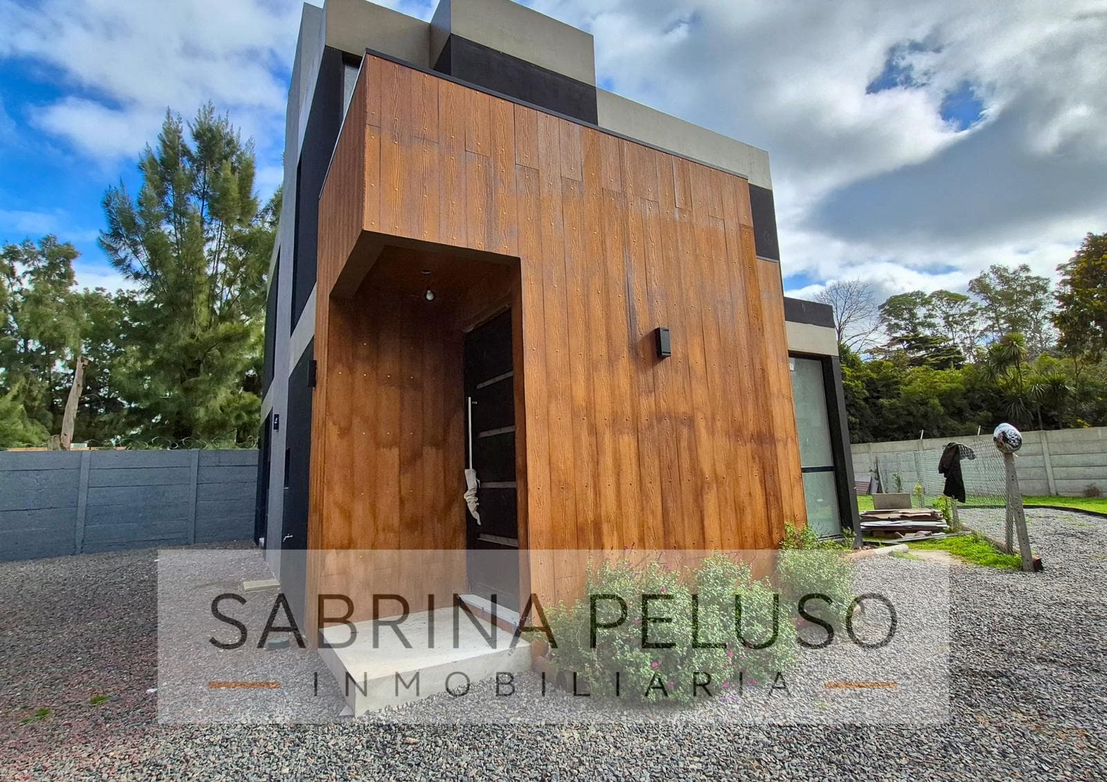 MINIMALIST 4-BEDROOM HOUSE FOR SALE IN A GATED COMMUNITY IN MORENO