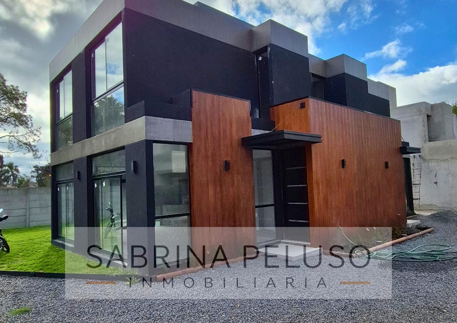 MINIMALIST 4-BEDROOM HOUSE FOR SALE IN A GATED COMMUNITY IN MORENO