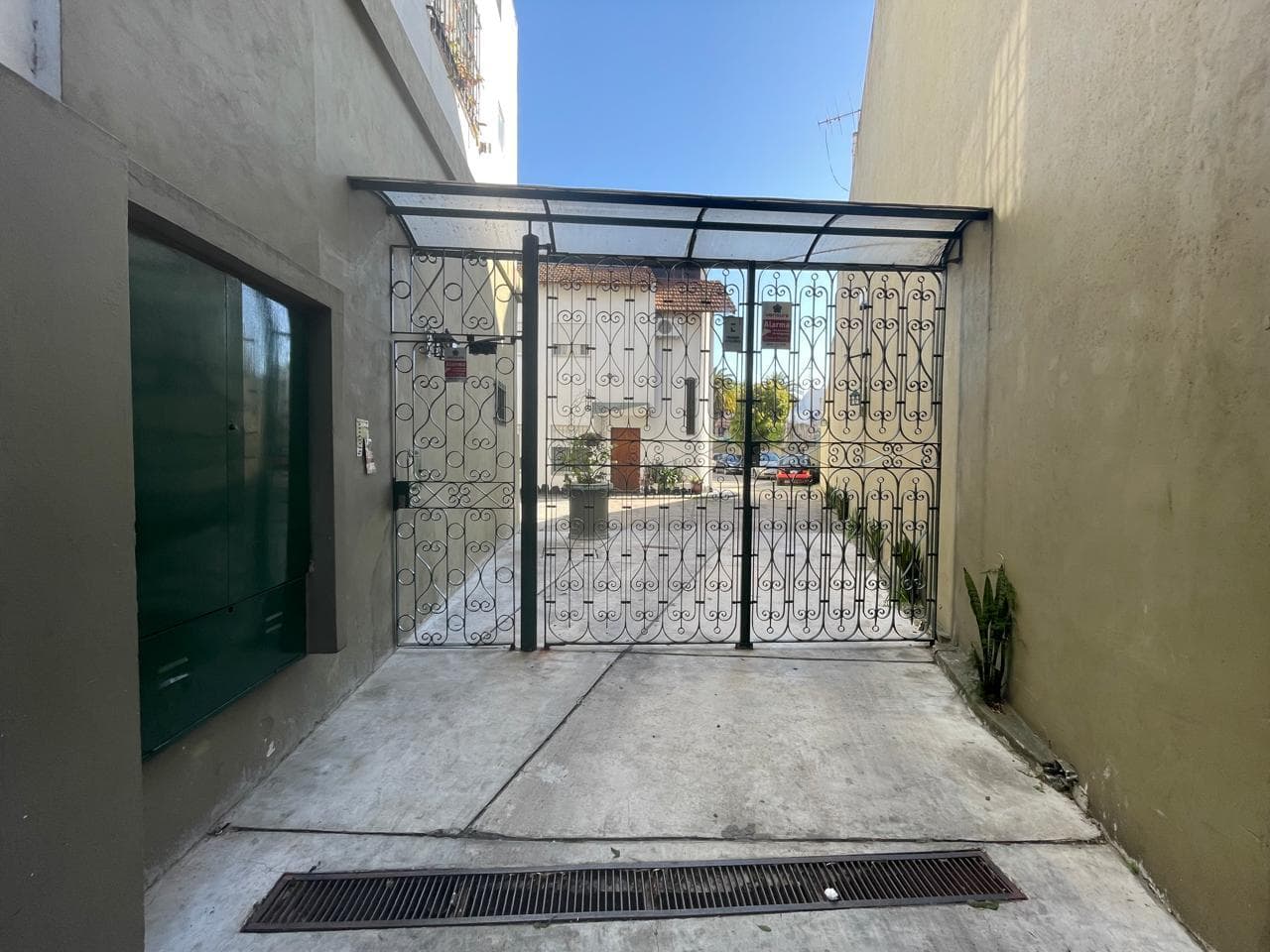 Two- or three-bedroom duplex in a gated community, with an office, in San Fernando; 2 parking spaces, patio, and terrace