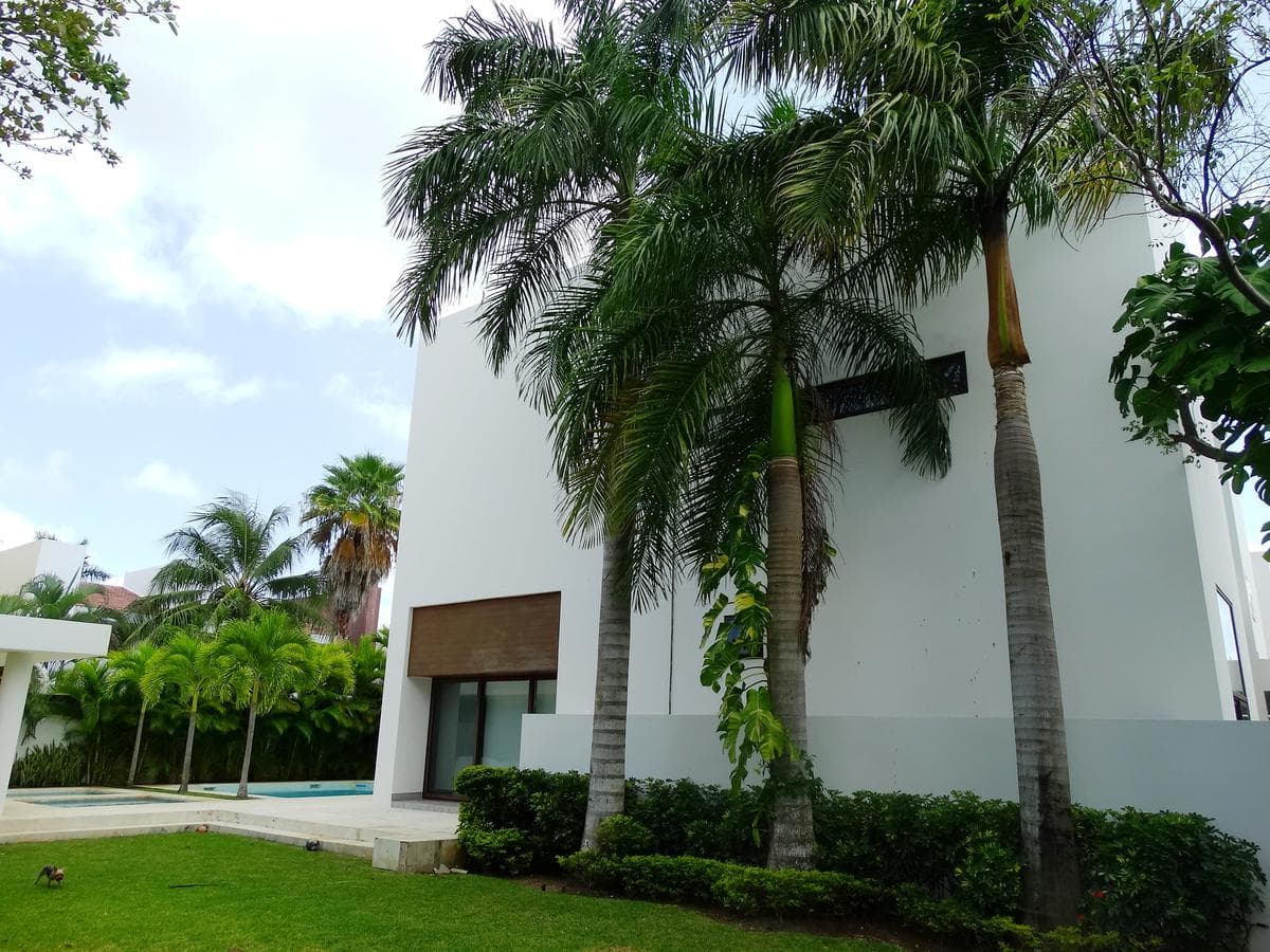House for Sale, 4 Bedrooms, Double Lot, Pool, Garden, Villa Magna Residential Complex, Cancún