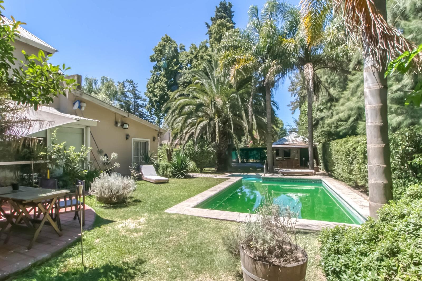 House for sale in Villa Elisa: 425 and 135. It has 3 bedrooms and a large yard.