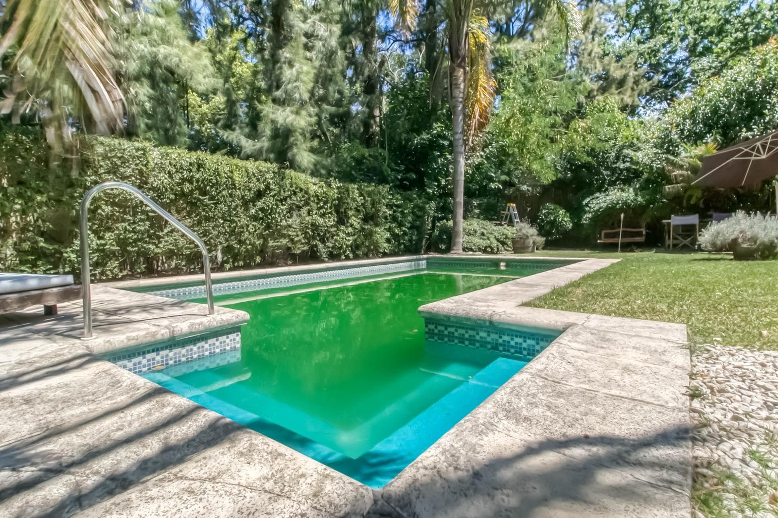 House for sale in Villa Elisa: 425 and 135. It has 3 bedrooms and a large yard.