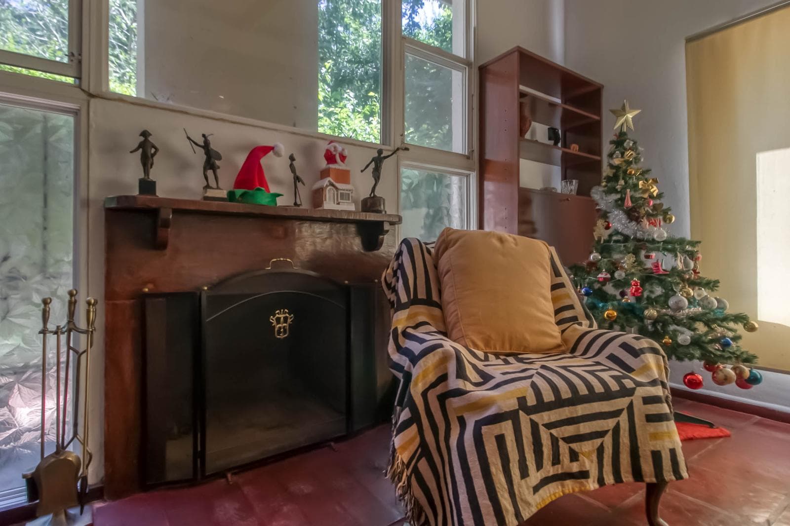 House for sale in Villa Elisa: 425 and 135. It has 3 bedrooms and a large yard.