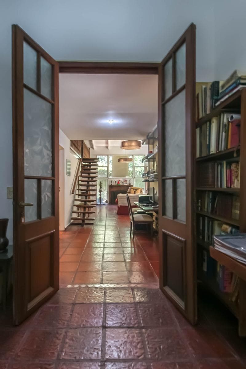 House for sale in Villa Elisa: 425 and 135. It has 3 bedrooms and a large yard.
