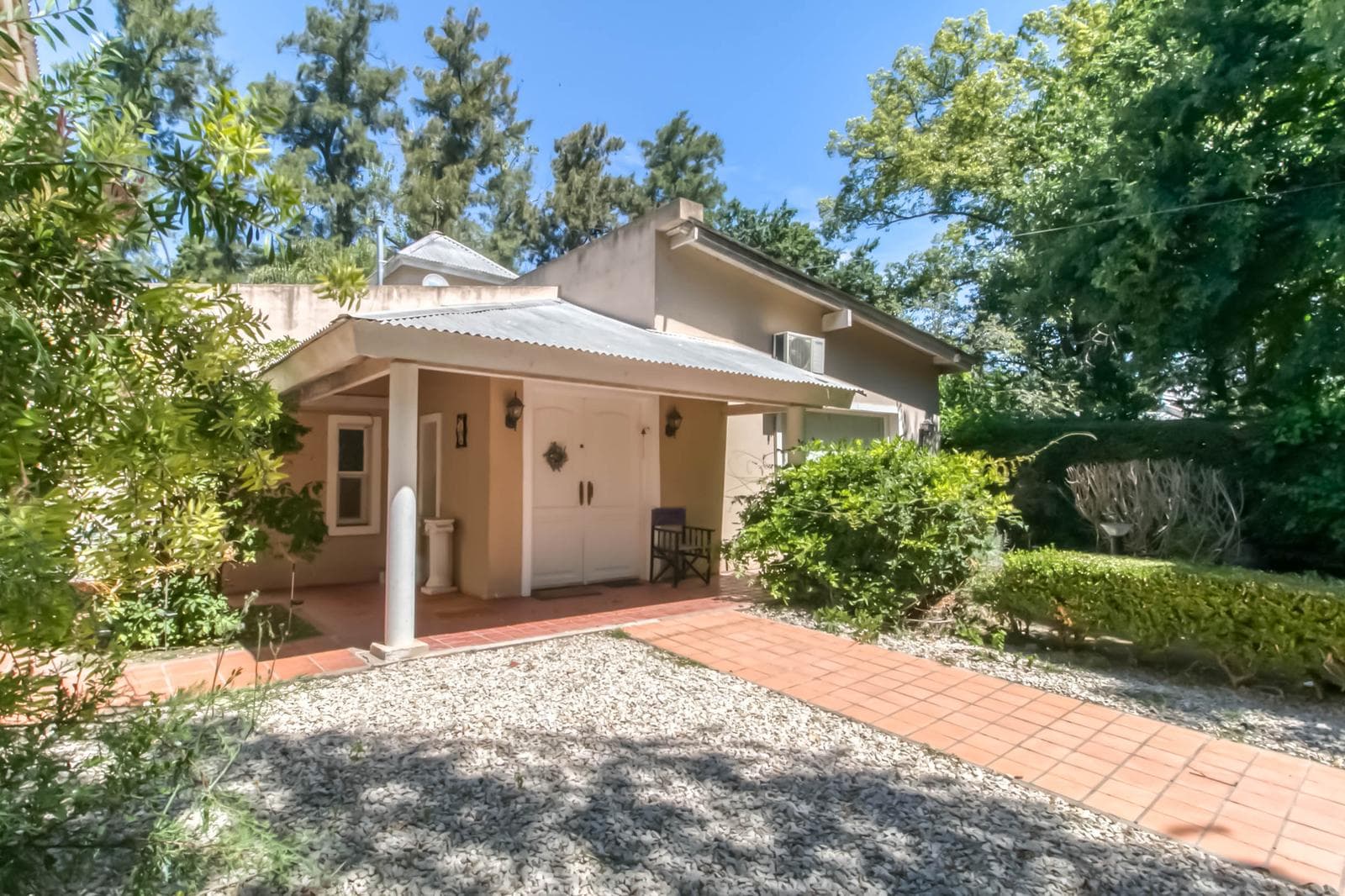 House for sale in Villa Elisa: 425 and 135. It has 3 bedrooms and a large yard.