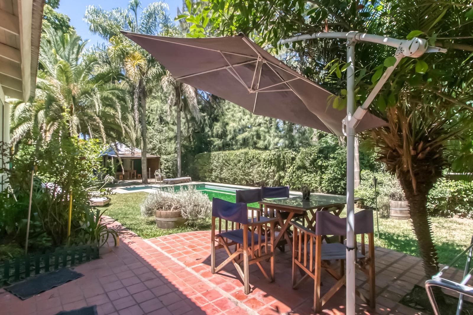 House for sale in Villa Elisa: 425 and 135. It has 3 bedrooms and a large yard.