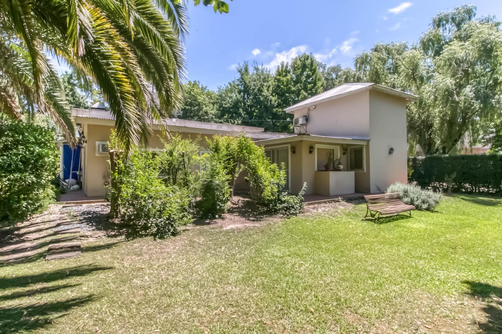 House for sale in Villa Elisa: 425 and 135. It has 3 bedrooms and a large yard.