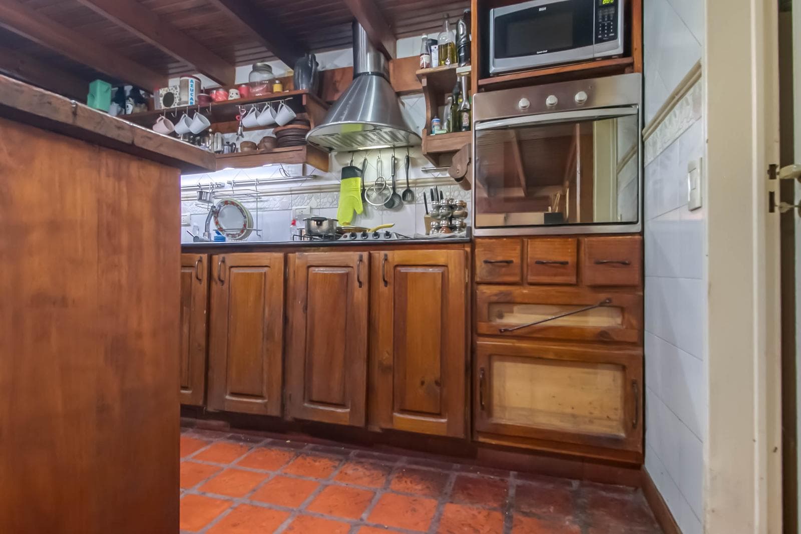 House for sale in Villa Elisa: 425 and 135. It has 3 bedrooms and a large yard.