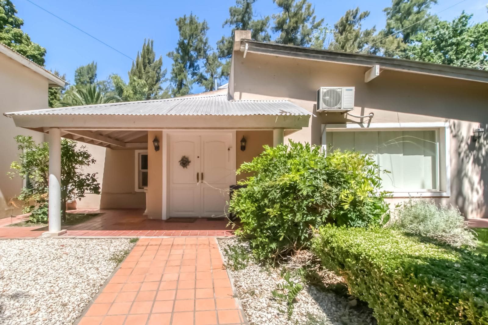 House for sale in Villa Elisa: 425 and 135. It has 3 bedrooms and a large yard.