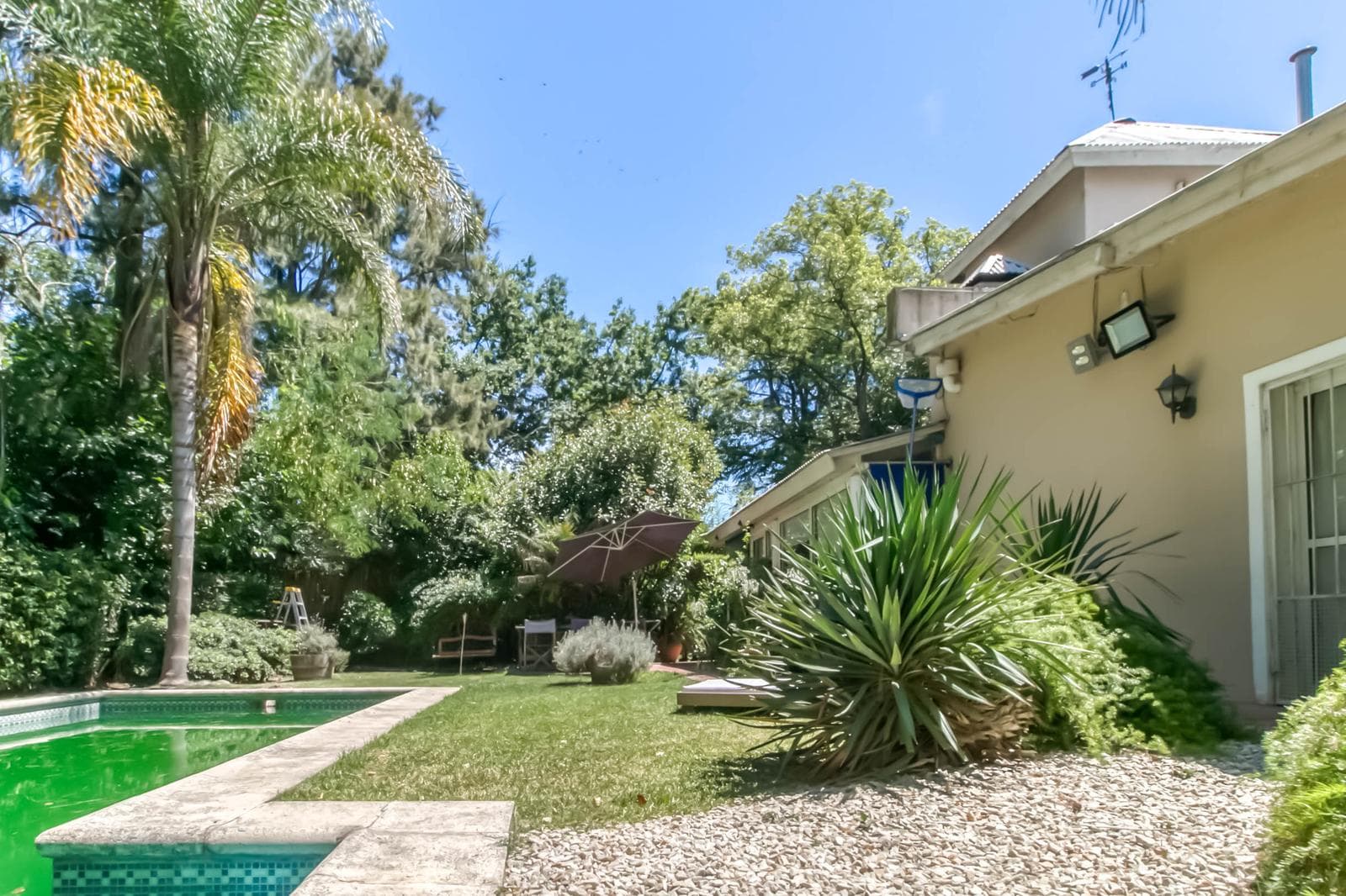House for sale in Villa Elisa: 425 and 135. It has 3 bedrooms and a large yard.