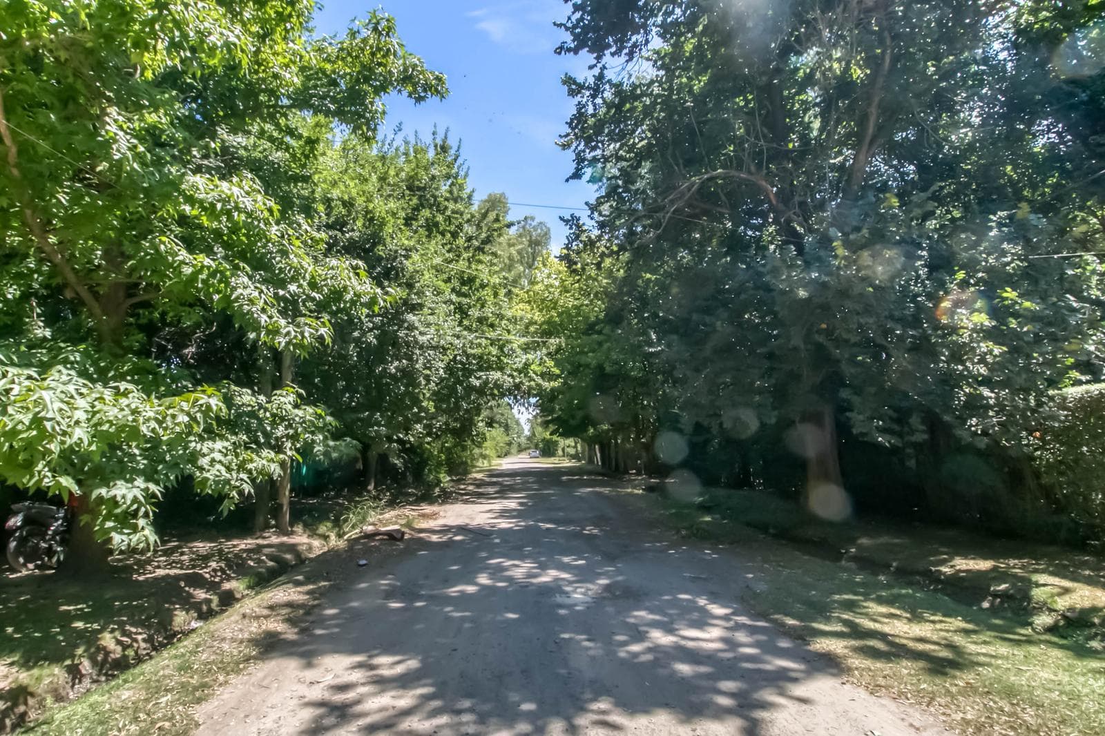 House for sale in Villa Elisa: 425 and 135. It has 3 bedrooms and a large yard.