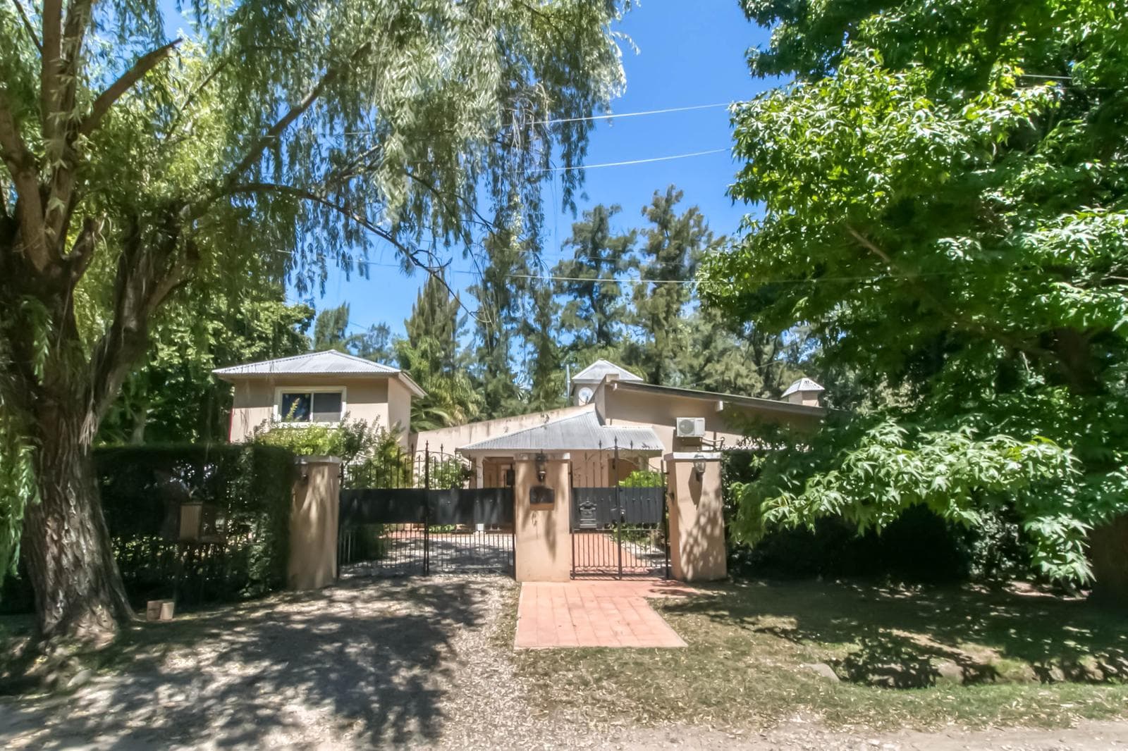 House for sale in Villa Elisa: 425 and 135. It has 3 bedrooms and a large yard.