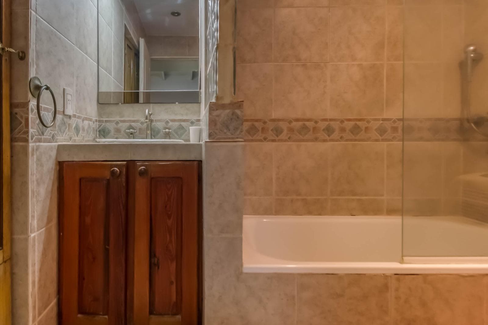 House for sale in Villa Elisa: 425 and 135. It has 3 bedrooms and a large yard.