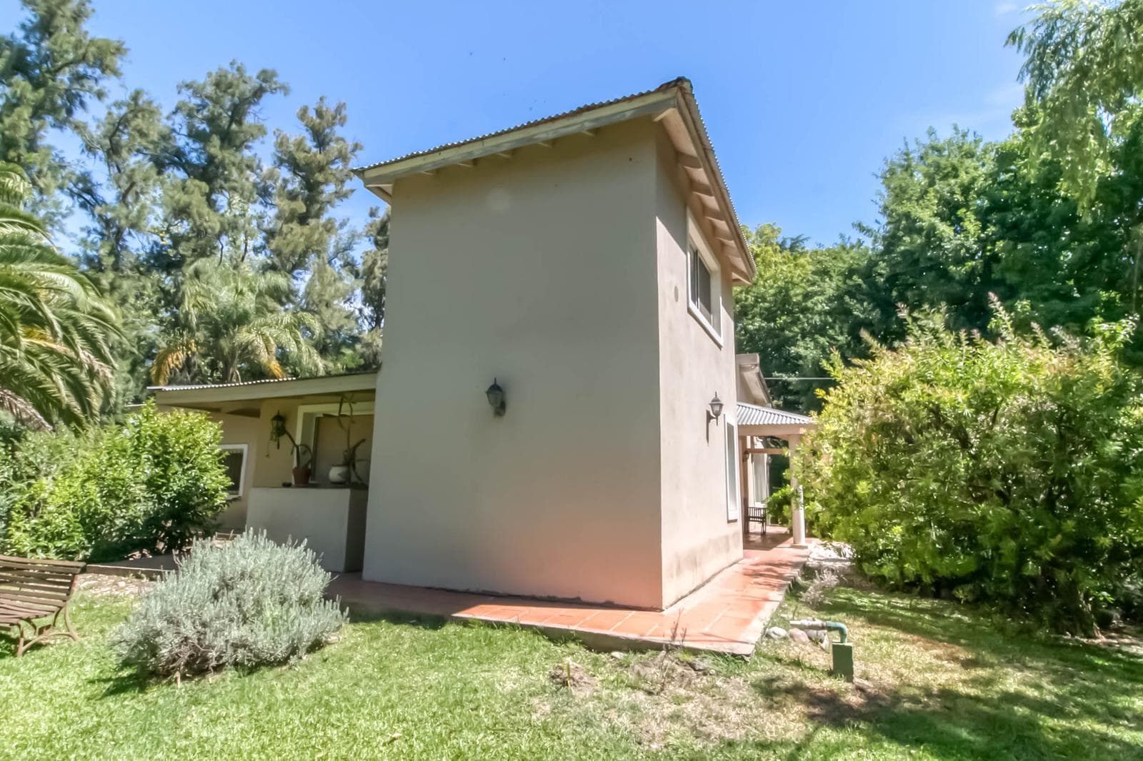 House for sale in Villa Elisa: 425 and 135. It has 3 bedrooms and a large yard.