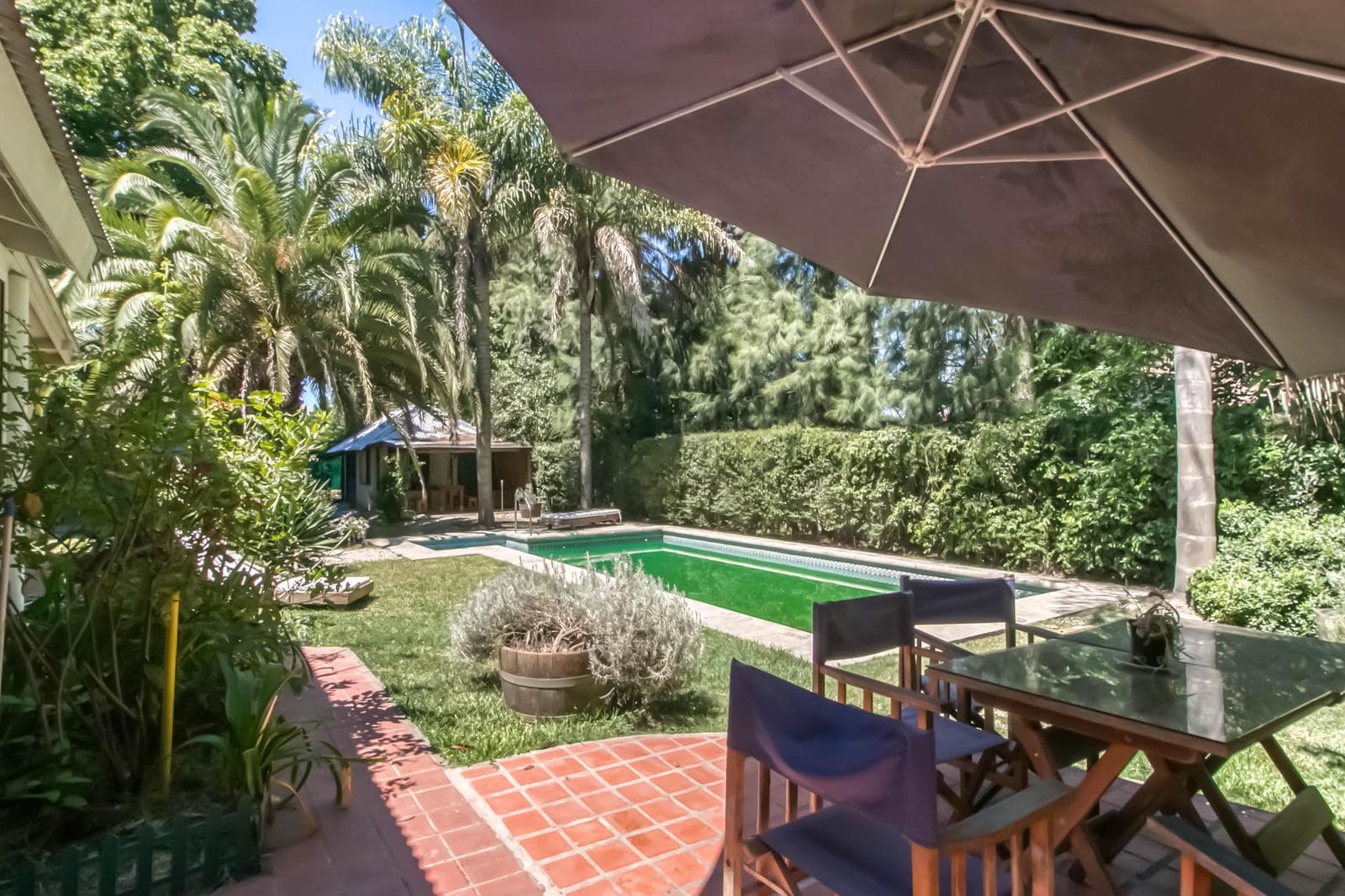 House for sale in Villa Elisa: 425 and 135. It has 3 bedrooms and a large yard.