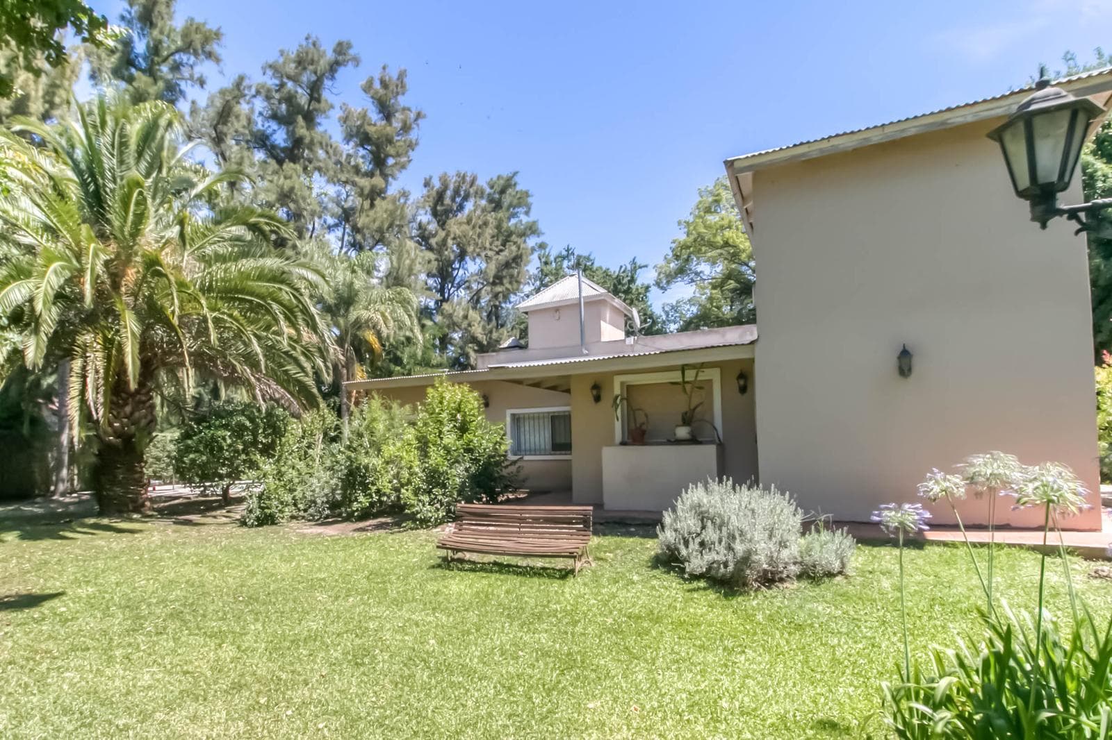 House for sale in Villa Elisa: 425 and 135. It has 3 bedrooms and a large yard.