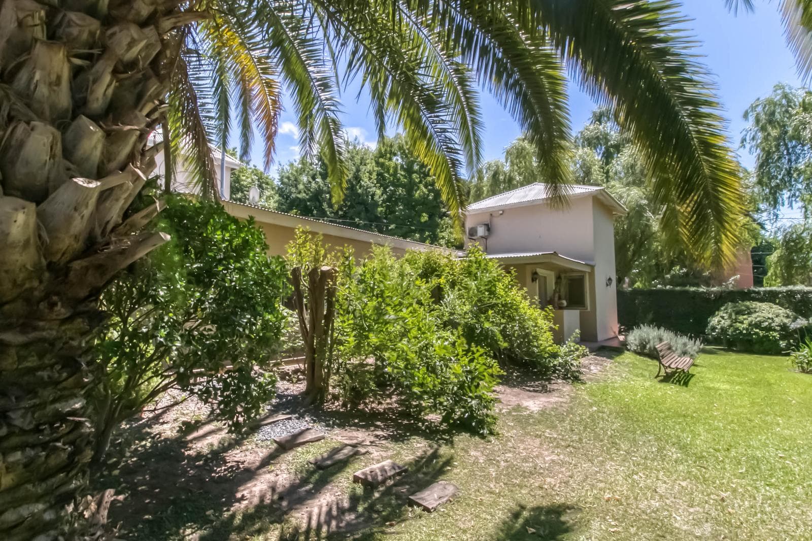 House for sale in Villa Elisa: 425 and 135. It has 3 bedrooms and a large yard.