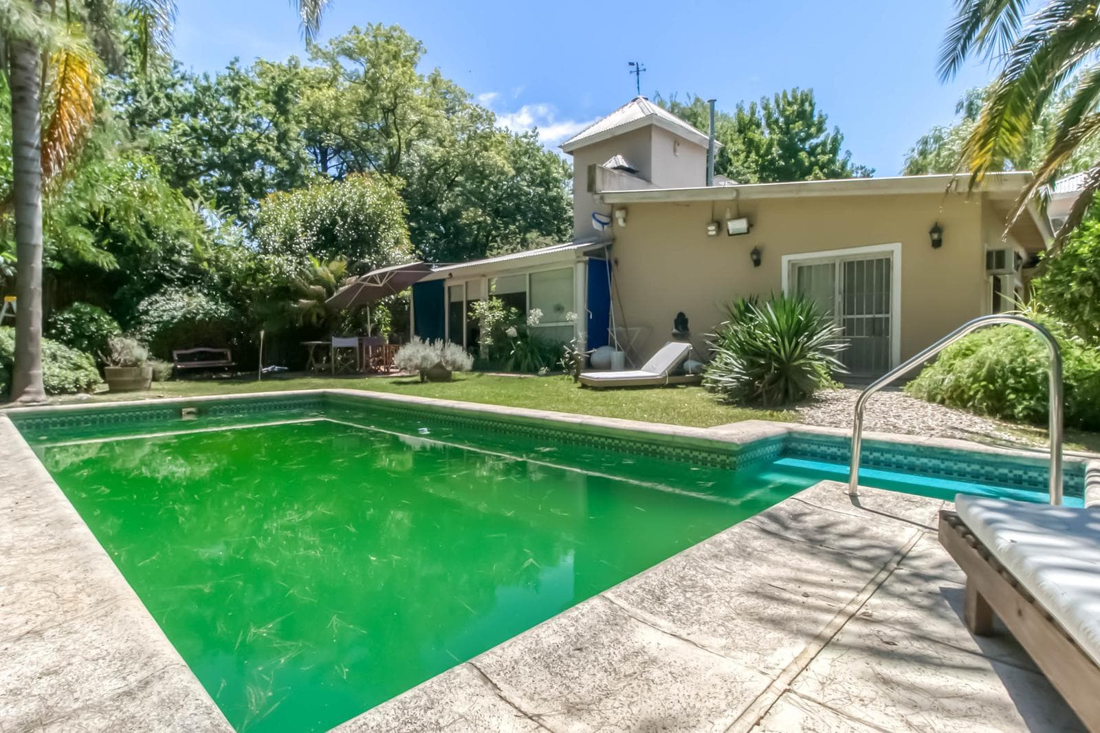House for sale in Villa Elisa: 425 and 135. It has 3 bedrooms and a large yard.