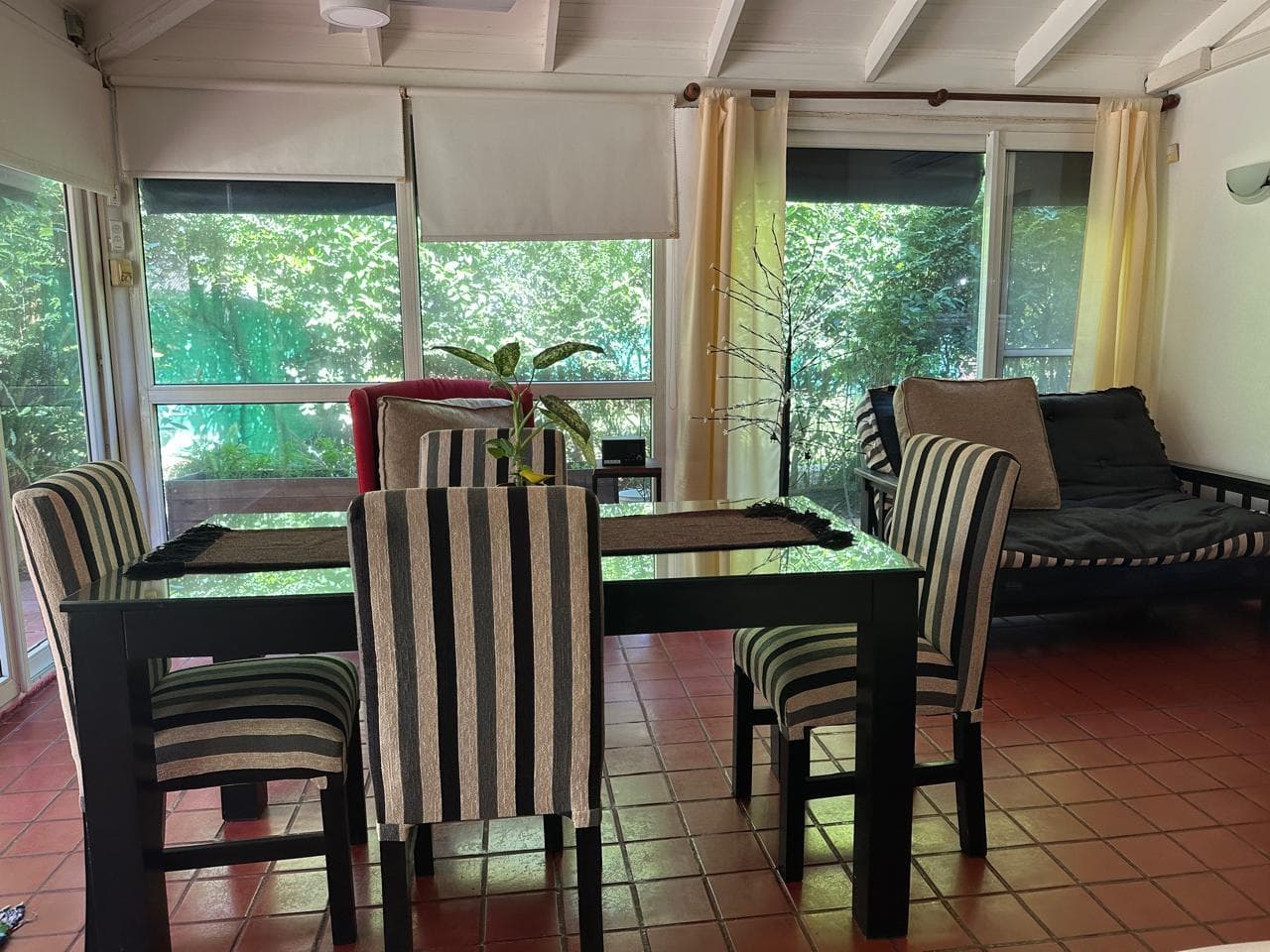 House for sale in Villa Elisa: 425 and 135. It has 3 bedrooms and a large yard.