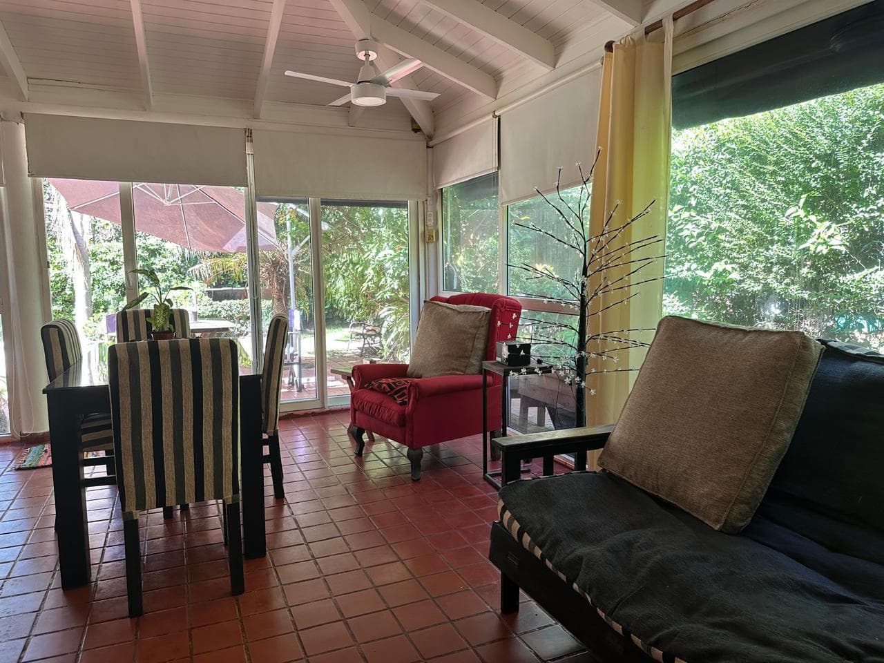 House for sale in Villa Elisa: 425 and 135. It has 3 bedrooms and a large yard.
