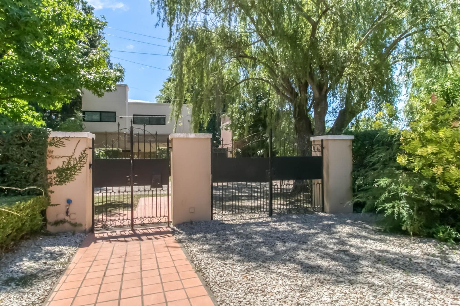 House for sale in Villa Elisa: 425 and 135. It has 3 bedrooms and a large yard.