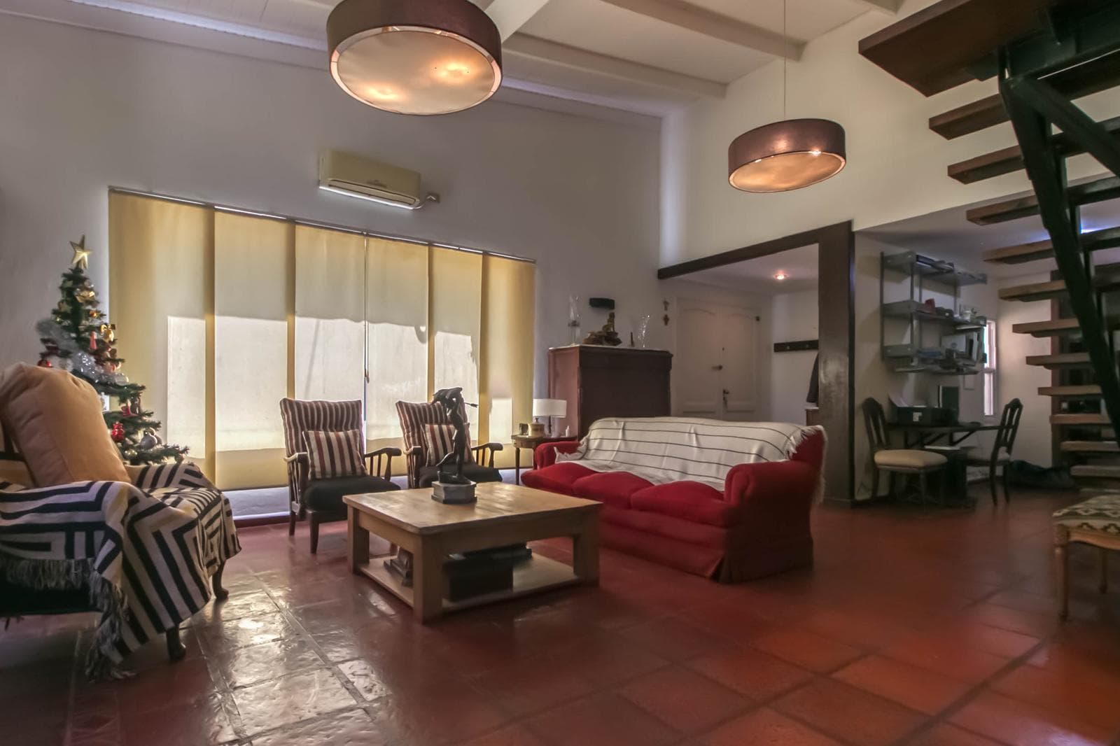 House for sale in Villa Elisa: 425 and 135. It has 3 bedrooms and a large yard.