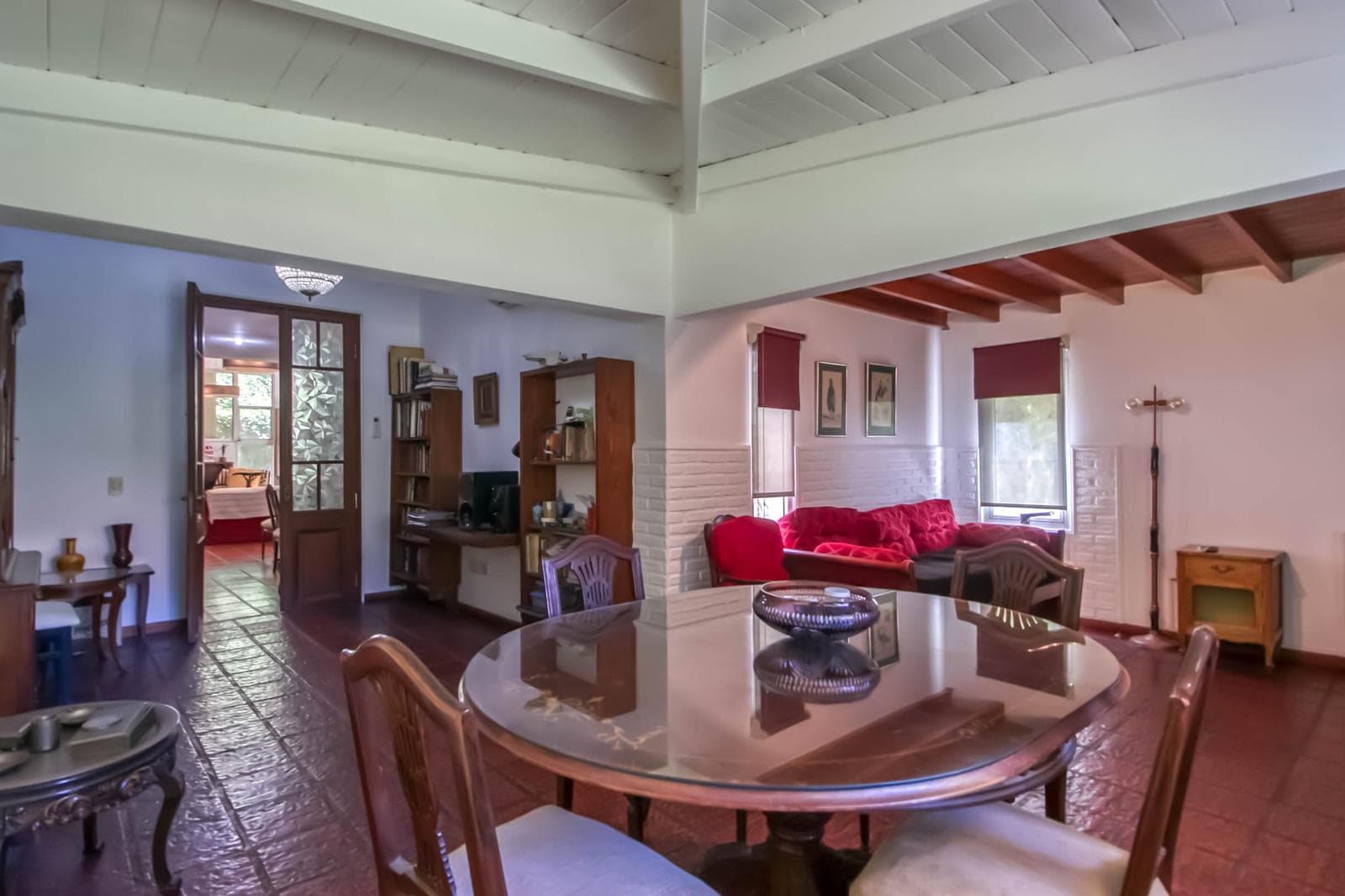 House for sale in Villa Elisa: 425 and 135. It has 3 bedrooms and a large yard.