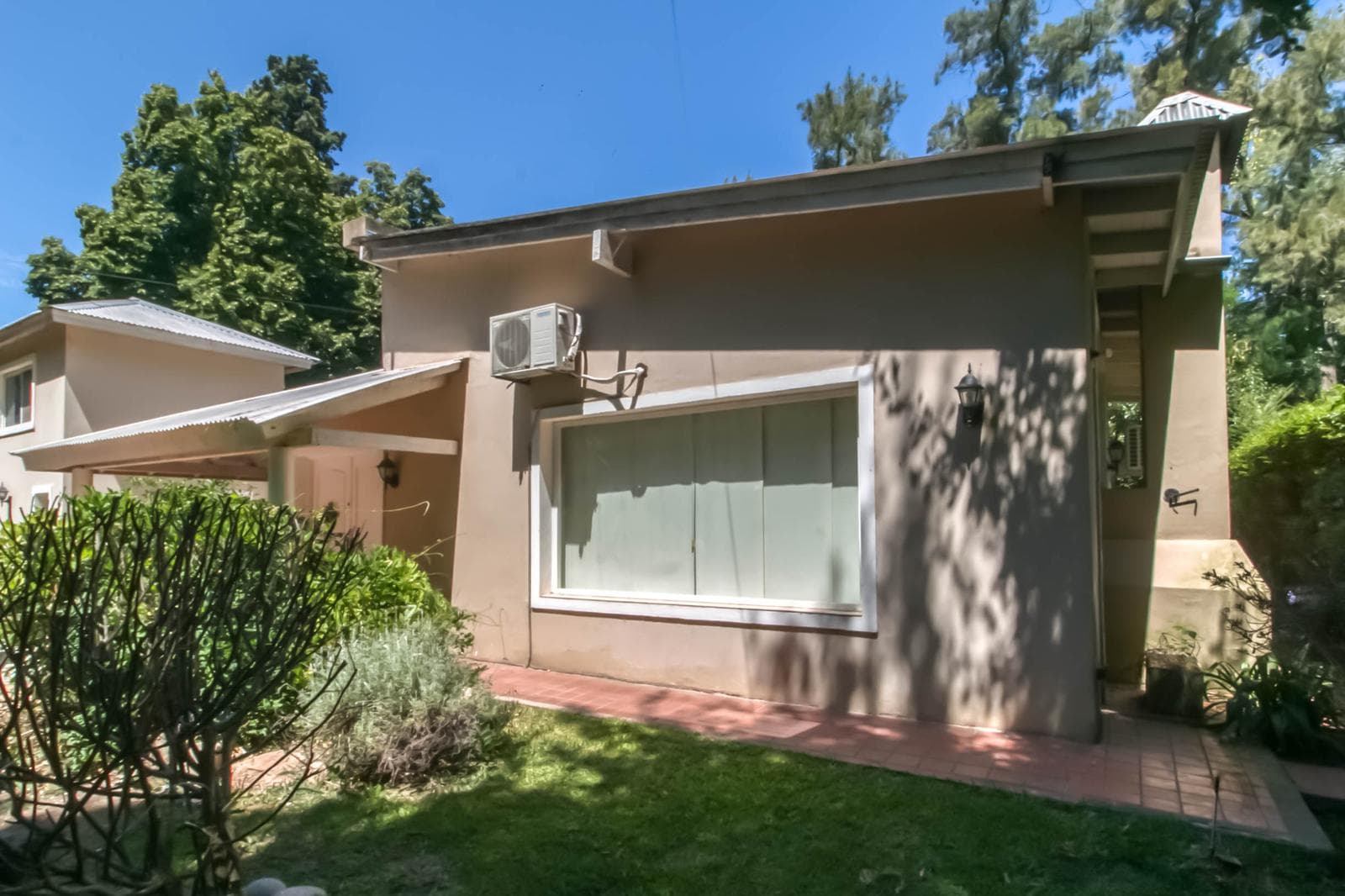 House for sale in Villa Elisa: 425 and 135. It has 3 bedrooms and a large yard.