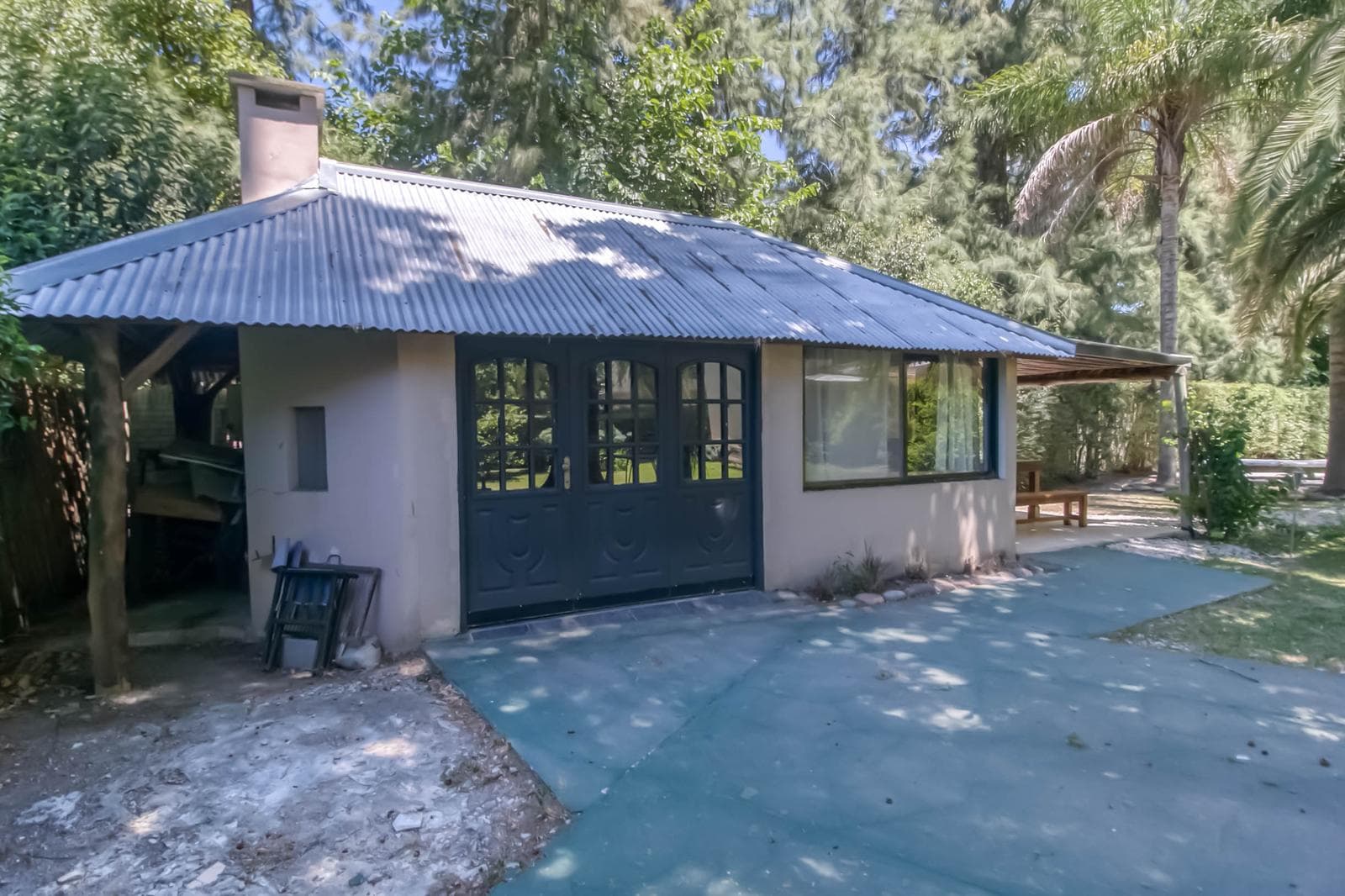 House for sale in Villa Elisa: 425 and 135. It has 3 bedrooms and a large yard.