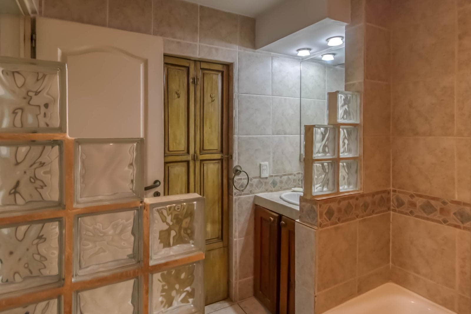 House for sale in Villa Elisa: 425 and 135. It has 3 bedrooms and a large yard.