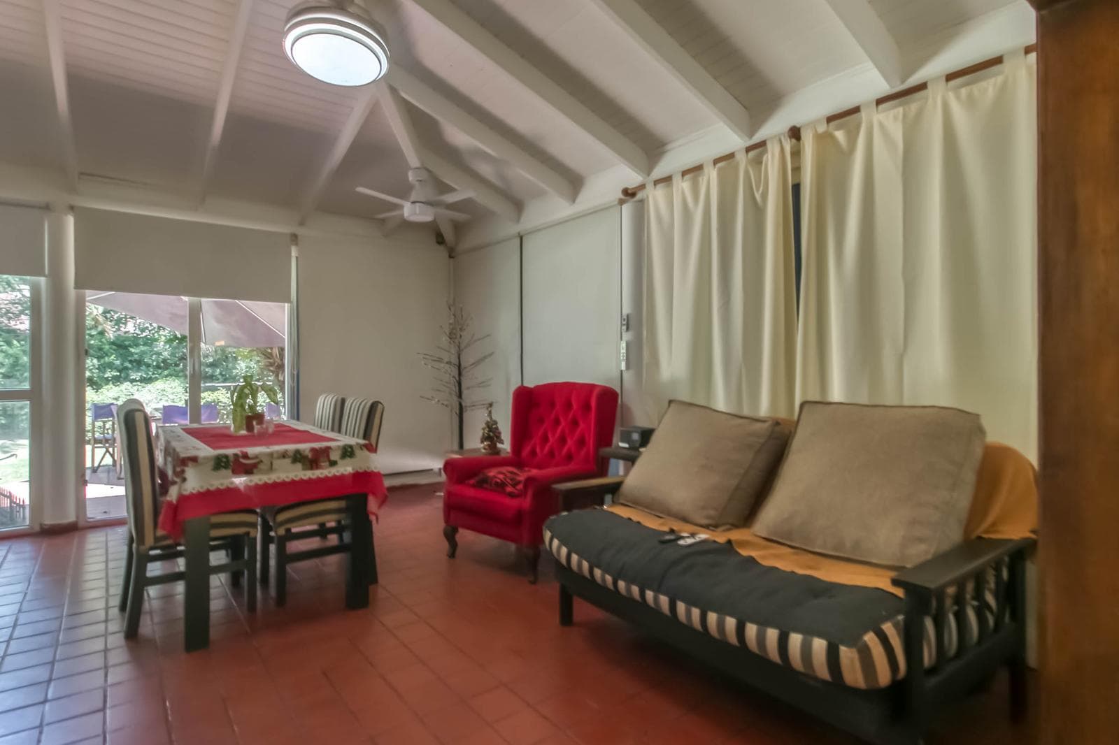 House for sale in Villa Elisa: 425 and 135. It has 3 bedrooms and a large yard.
