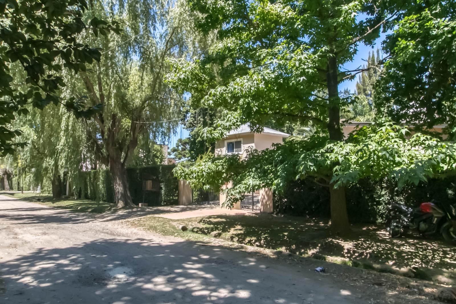 House for sale in Villa Elisa: 425 and 135. It has 3 bedrooms and a large yard.