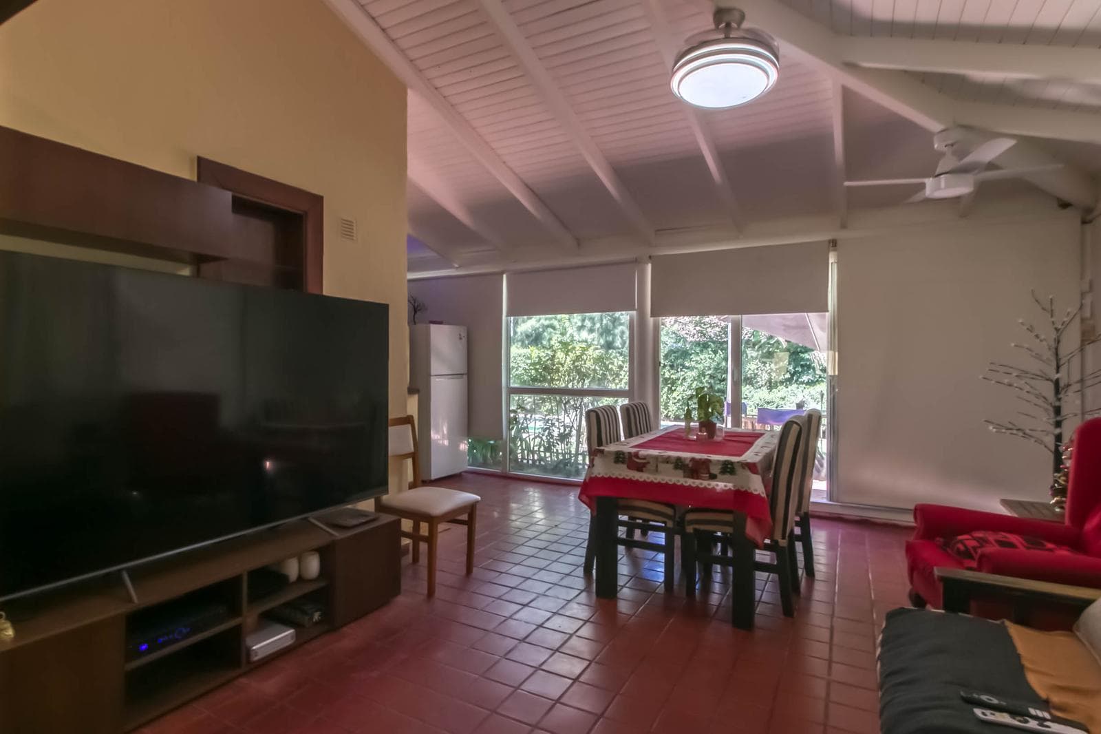 House for sale in Villa Elisa: 425 and 135. It has 3 bedrooms and a large yard.