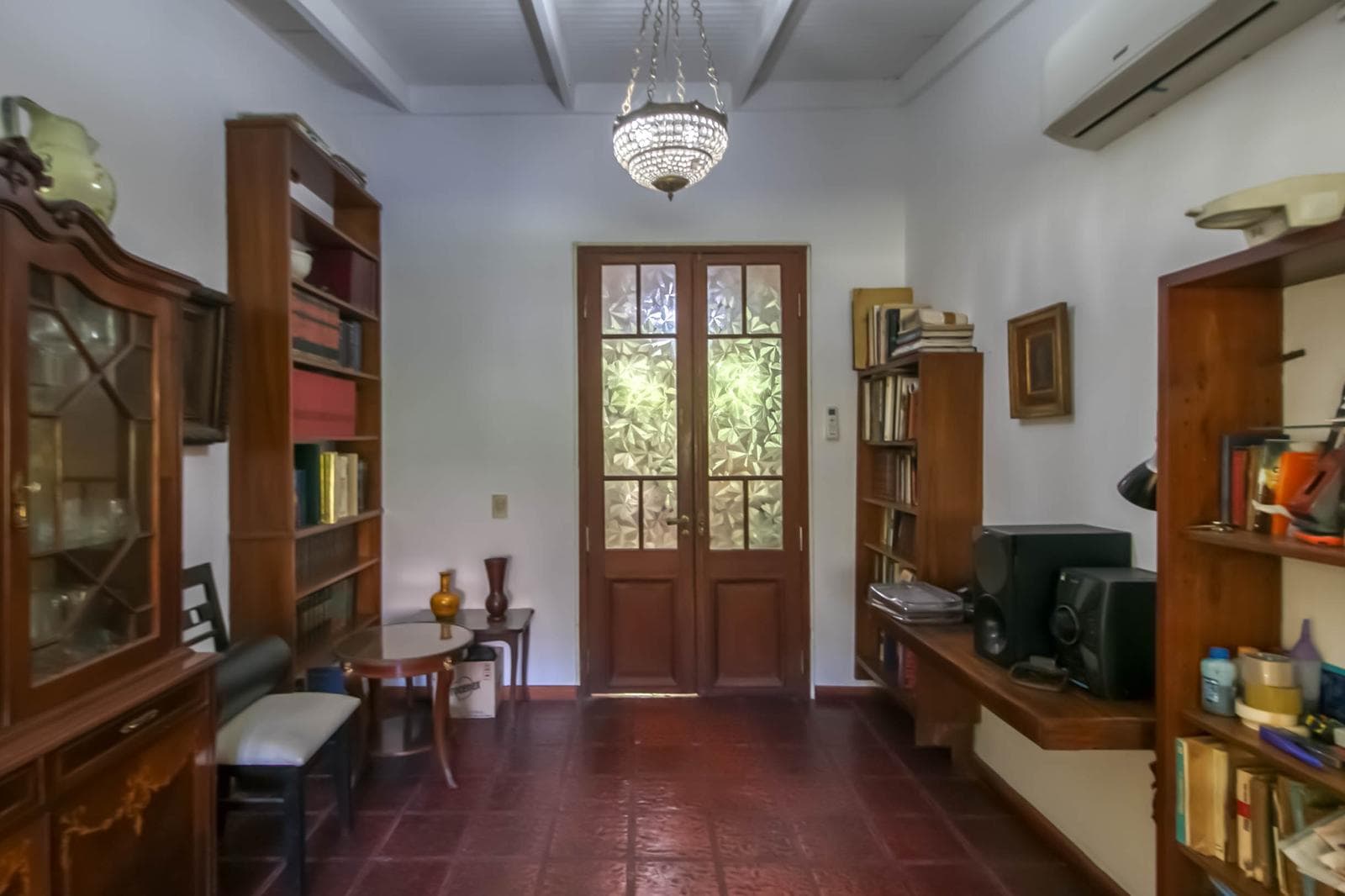 House for sale in Villa Elisa: 425 and 135. It has 3 bedrooms and a large yard.