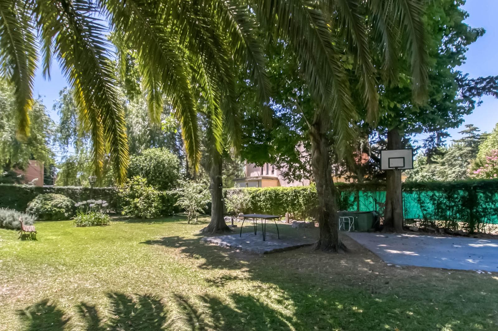 House for sale in Villa Elisa: 425 and 135. It has 3 bedrooms and a large yard.
