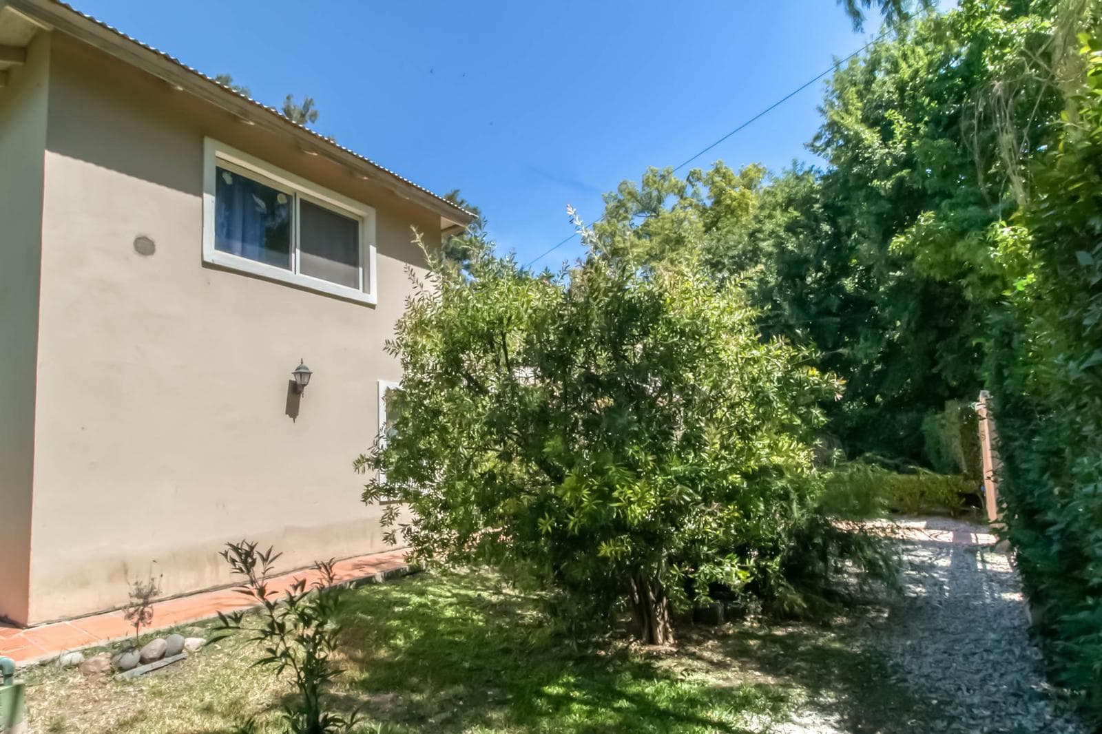 House for sale in Villa Elisa: 425 and 135. It has 3 bedrooms and a large yard.