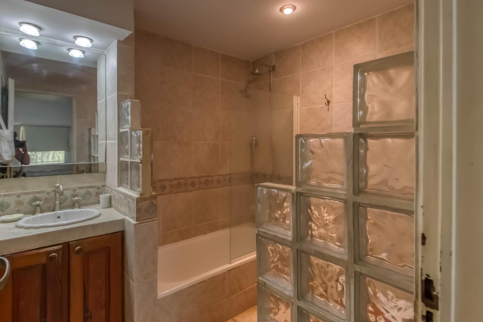 House for sale in Villa Elisa: 425 and 135. It has 3 bedrooms and a large yard.