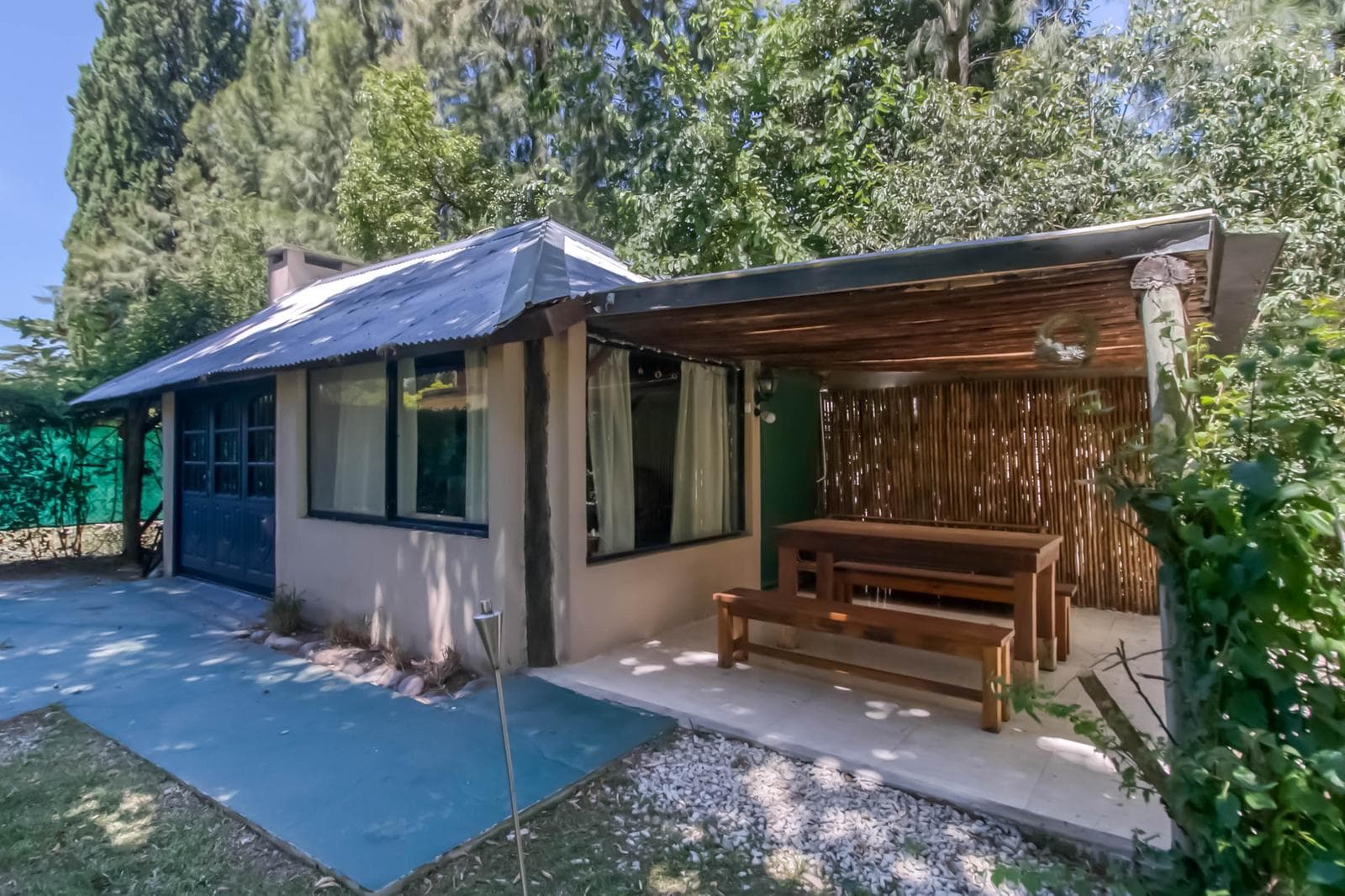 House for sale in Villa Elisa: 425 and 135. It has 3 bedrooms and a large yard.