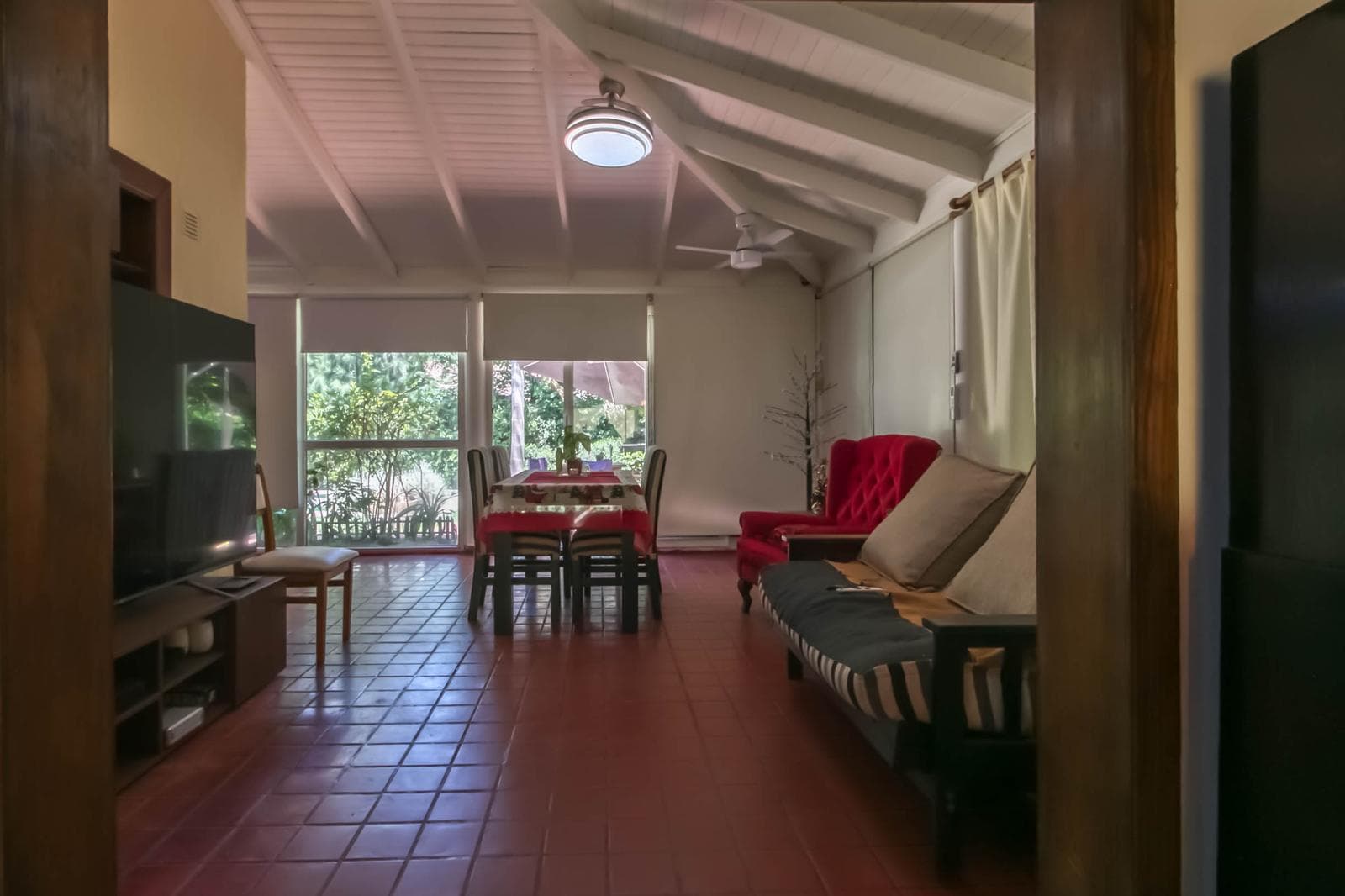 House for sale in Villa Elisa: 425 and 135. It has 3 bedrooms and a large yard.