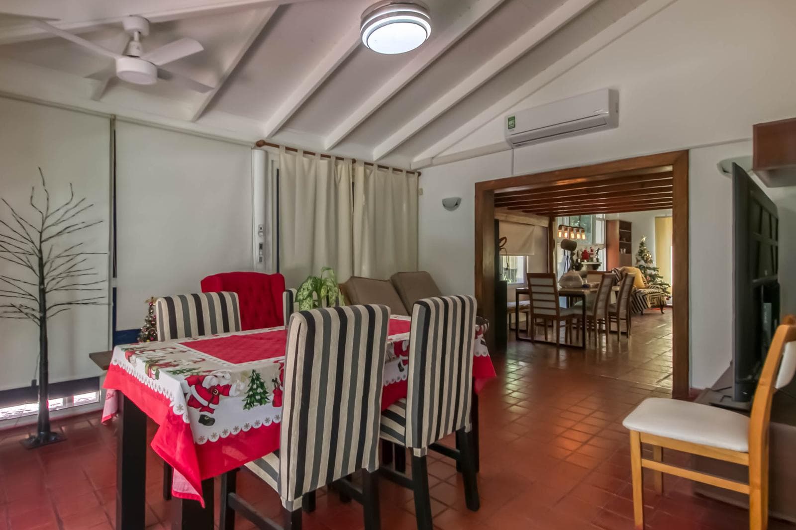 House for sale in Villa Elisa: 425 and 135. It has 3 bedrooms and a large yard.